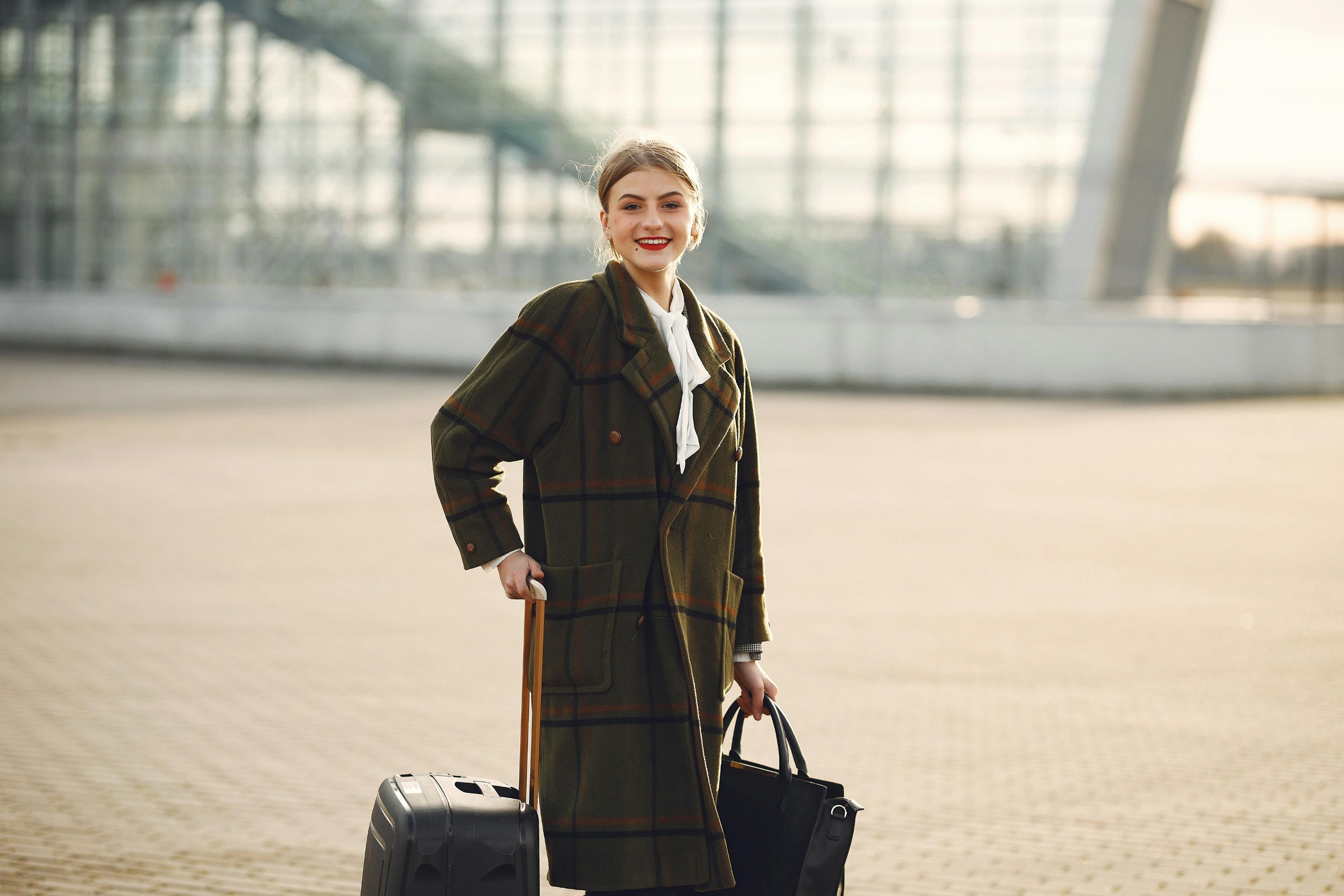 Viajera internacional en aeropuerto
